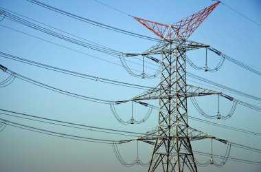 Yüksek gerilim güç sonrası elektrik direkleri