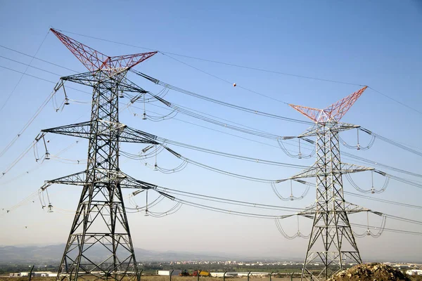 Posto de alimentação de alta tensão Pólos elétricos — Fotografia de Stock