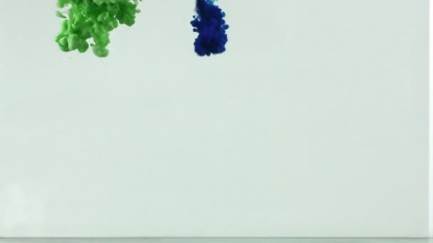 水中でカラフルなスプラッシュ抽象的なインク ・ ペイント ・ アート ブレンド — ストック動画