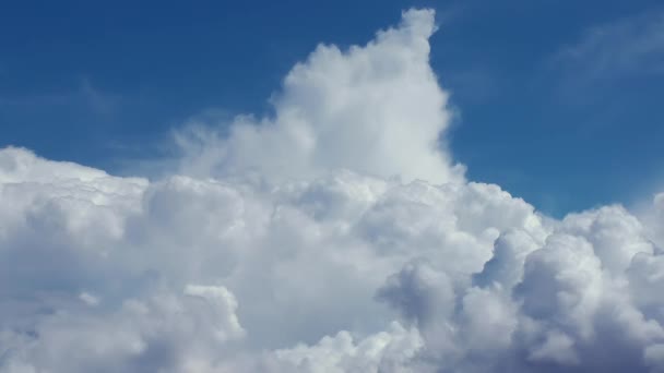 Время в небе облаков — стоковое видео