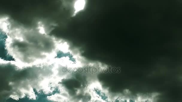Время в небе облаков — стоковое видео