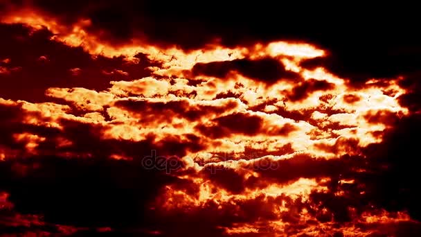 Горящие огненные облака, похожие на время ада в эпическом кино — стоковое видео
