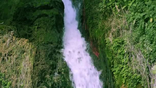 Wasserfall schöne Aussicht auf die Natur — Stockvideo