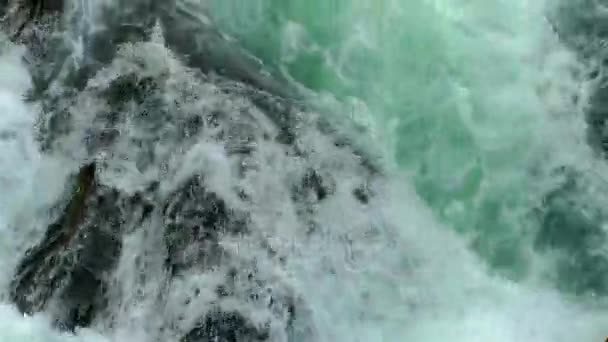 Wasserfall schöne Aussicht auf die Natur — Stockvideo