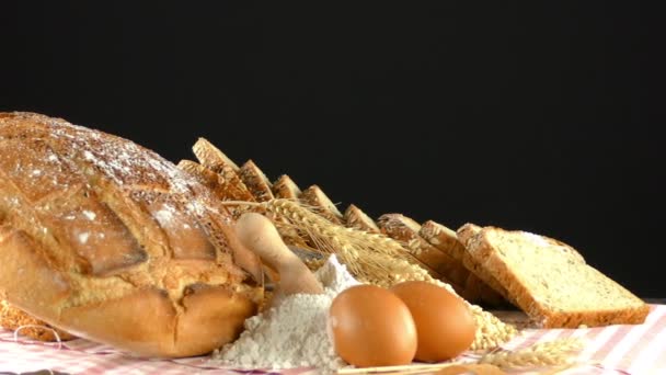 Вкусный свежий хлеб Продовольственная концепция — стоковое видео
