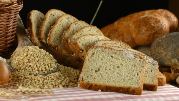 Delicioso concepto de comida de pan fresco — Vídeos de Stock