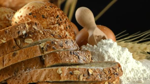 Delicioso concepto de comida de pan fresco — Vídeo de stock
