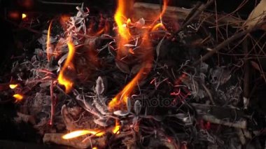 Odun ve kömür ateşi yanık