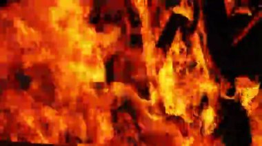 Odun ve kömür ateşi yanık