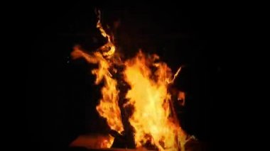 Odun ve kömür ateşi yanık