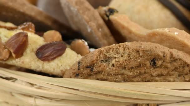 Cookie aux pépites de chocolat sucré mélangé prêt à manger — Video