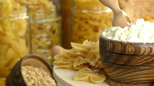 Makaroner Pasta bakverk läckra kolhydrater koncept — Stockvideo