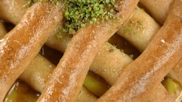 Galleta de chispas de chocolate mezclada lista para comer — Vídeo de stock