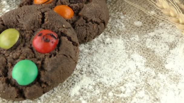 Cookie aux pépites de chocolat sucré mélangé prêt à manger — Video