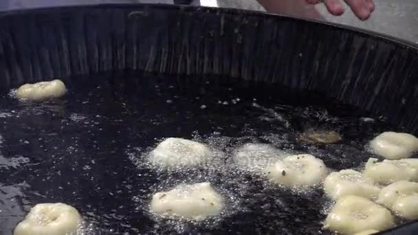 Турецкая традиционная пончиковая локма — стоковое видео