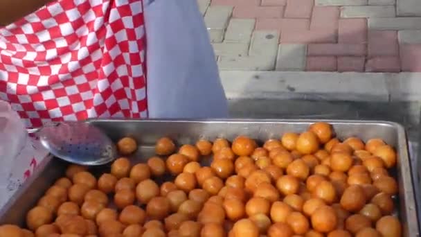 Lokma turecki tradycyjne pączki — Wideo stockowe
