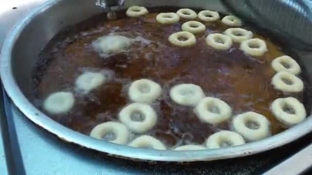 Турецкая традиционная пончиковая локма — стоковое видео