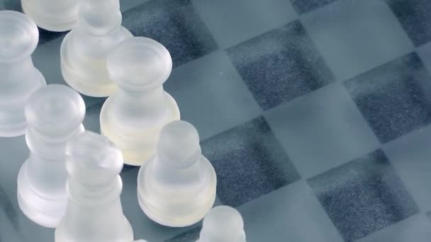 Jogo de xadrez feito por vidro — Vídeo de Stock