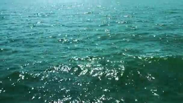 Olas de agua de mar y reflexión — Vídeos de Stock
