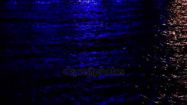 Vagues d'eau de mer et réflexion 