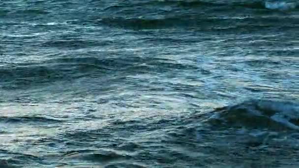Морские волны и отражение — стоковое видео