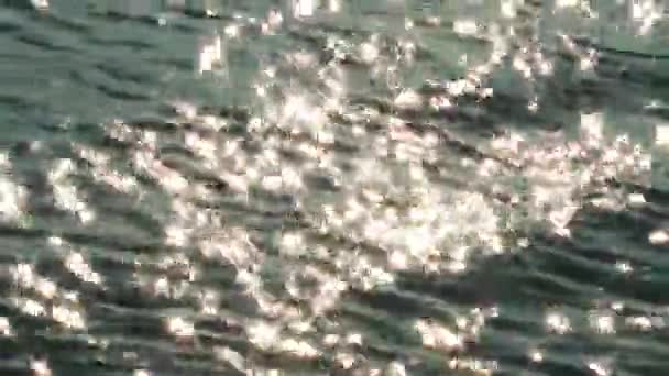 Vagues d'eau de mer et réflexion 