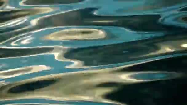 Vagues d'eau de mer et réflexion — Video