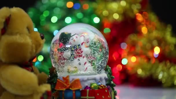 Esfera de boneco de neve no fundo Bokeh — Vídeo de Stock