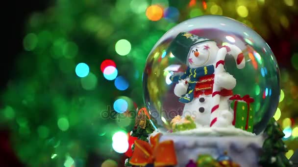 Esfera de boneco de neve no fundo Bokeh — Vídeo de Stock