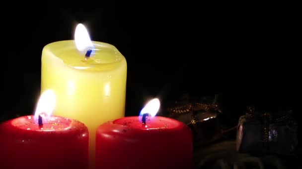 Kaarsen en doos van de gift — Stockvideo