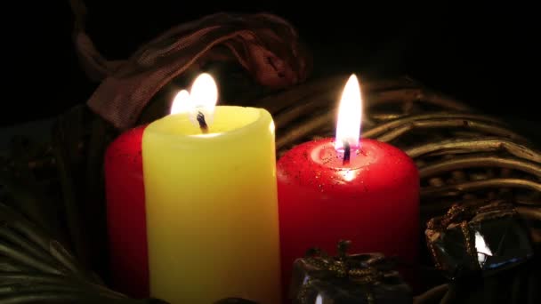 Kerzen und Geschenkbox — Stockvideo