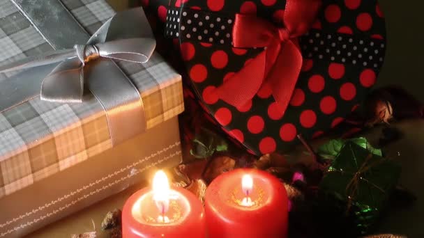 Свечи и подарочная коробка — стоковое видео