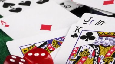 Kumar kırmızı Dice Poker kartları ve para cips