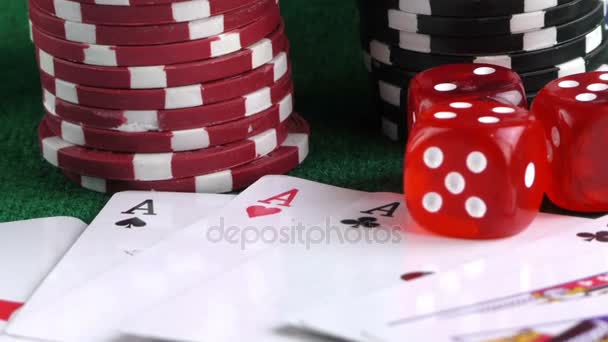 Τυχερά παιχνίδια καρτών πόκερ ζάρια κόκκινο και chips εικονικών χρημάτων — Αρχείο Βίντεο