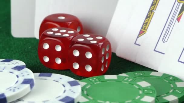 赌博的红色骰子扑克卡和钱芯片 — 图库视频影像