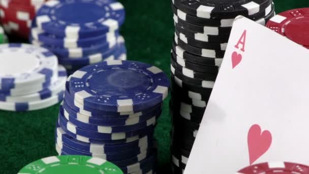 Juegos de azar dados rojos Tarjetas de Poker y fichas de dinero — Vídeo de stock