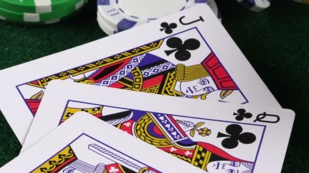 ギャンブルの赤いサイコロ ポーカーのカードとお金チップ — ストック動画