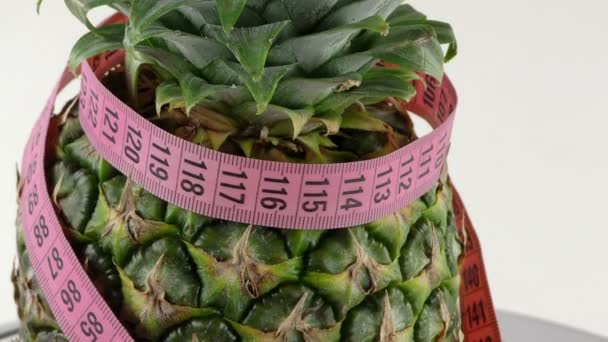 Ananas och mätning för ett hälsosamt Fit liv — Stockvideo