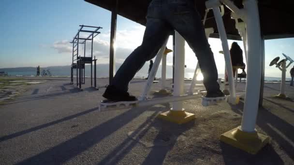 Öffentliches Sporttrainingsgelände in der Nähe des Meeres — Stockvideo