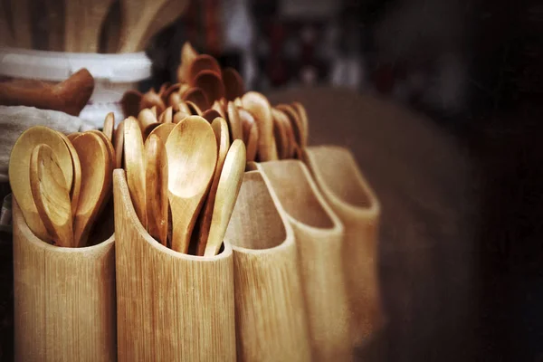 Colheres de madeira em Bazar — Fotografia de Stock