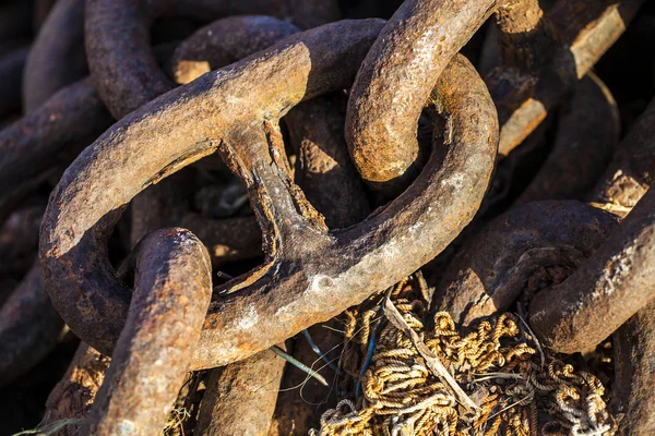 Eski paslı Metal zincir endüstriyel kavramı — Stok fotoğraf