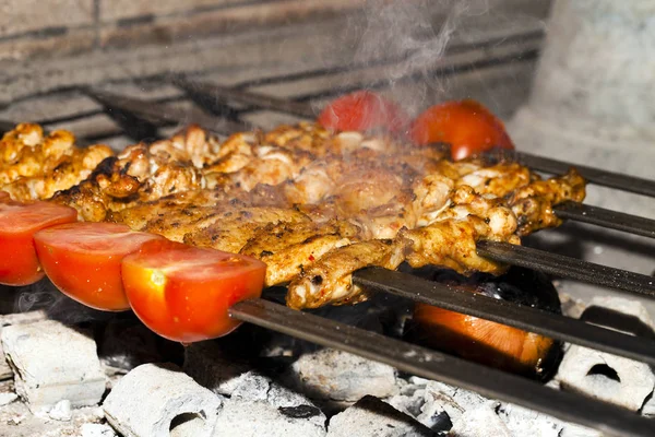 Churrasco de frango no fogo de carvão — Fotografia de Stock