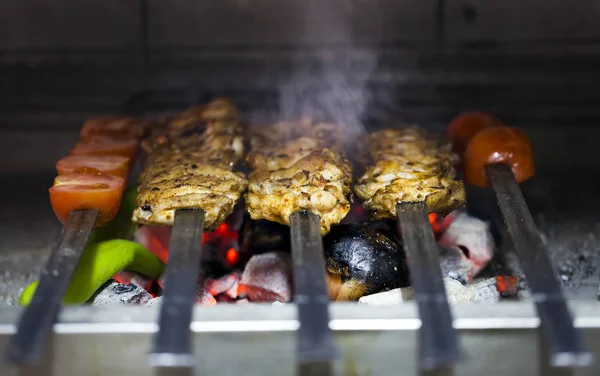 Churrasco de frango no fogo de carvão — Fotografia de Stock