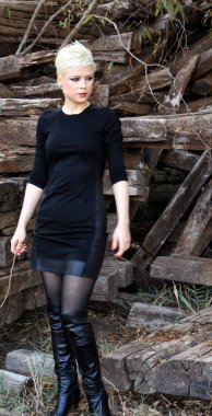 Genç sarışın kadın doğada