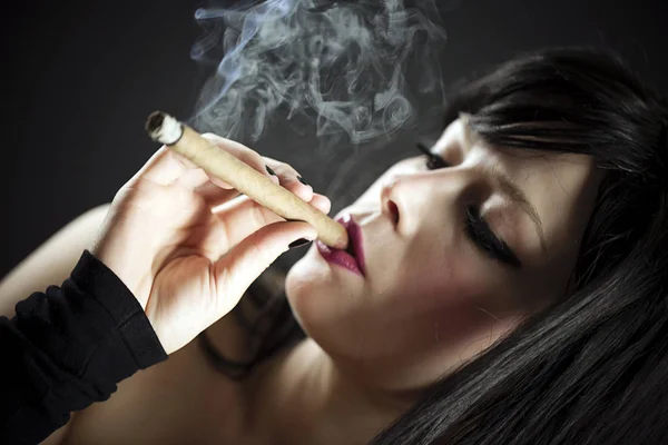Женский сигаретный дым — стоковое фото