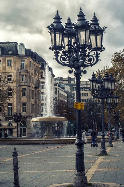 Sokak lambası ve şehir — Stok fotoğraf