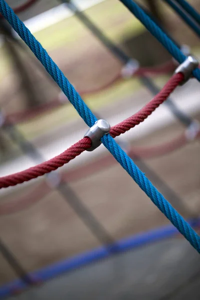 Corda em equipamentos de parque infantil em Park — Fotografia de Stock