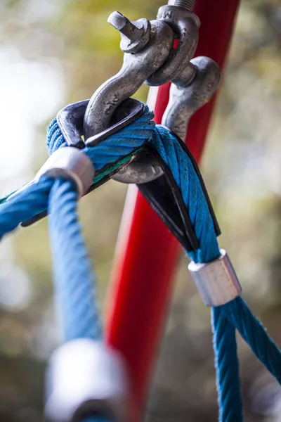 Corde dans l'équipement de terrain de jeu dans le parc — Photo