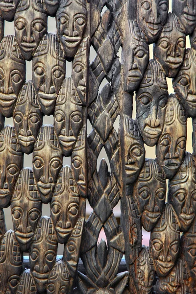 Afrika geleneksel etnik ve mistik ahşap maskeleri