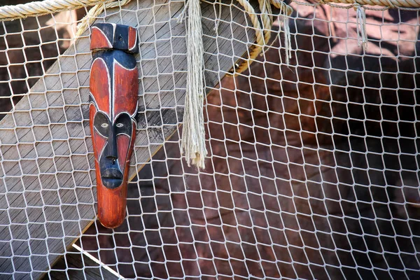 Afrikansk etnisk og mystisk tremasker – stockfoto
